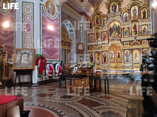 Обстановка внутри собора, где будет проходить отпевание Стремоусова. Фото © LIFE