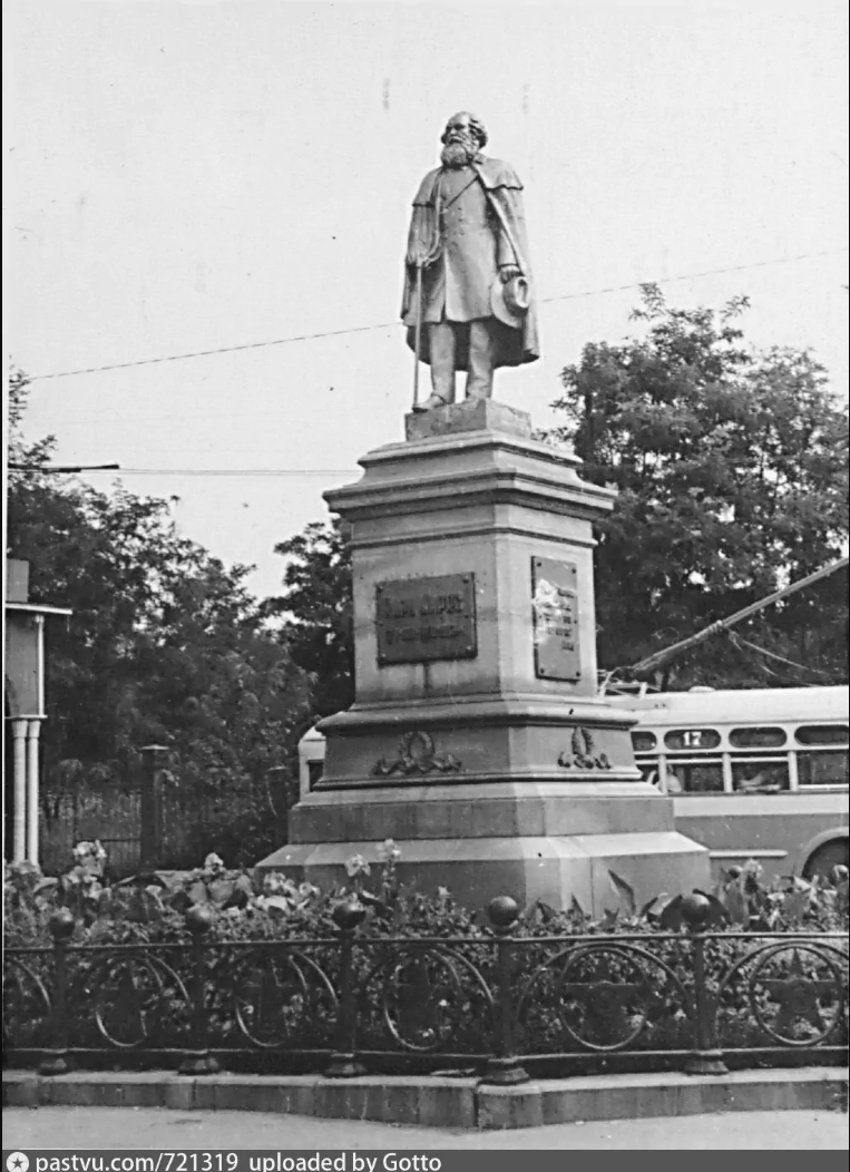 Вместо Екатерины II стоит Карл Маркс