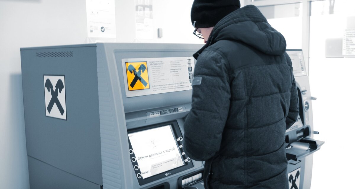 Желтый банкомат. Райффайзенбанк можно ли снять деньги. Снять деньги без комиссии. Банки партнеры райффайзен. Райффайзенбанк можно ли снять деньги.