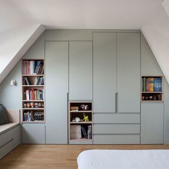 Встроенный шкаф во всю стену может быть сложной формы. Такой вы точно не купите в магазине. 