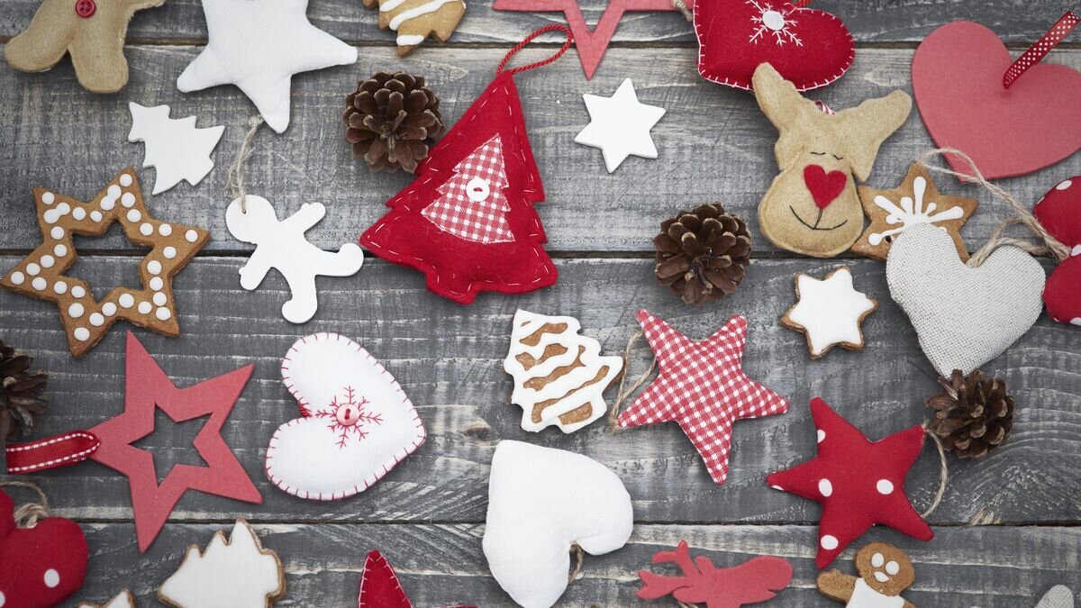    Новогодние игрушки © Фото : Freepik/gpointstudio