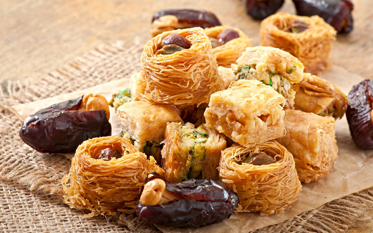 Вкуснейшее лакомство дарит блаженство И я закрываю глаза!
И мудрость Востока вкушаю неспешно, И в патоке тают слова!