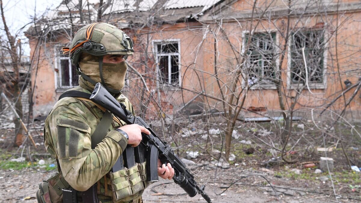    Боец полка полиции специального назначения имени Ахмата Кадырова в населенном пункте Попасная в ЛНР. © РИА Новости / Виктор Антонюк
