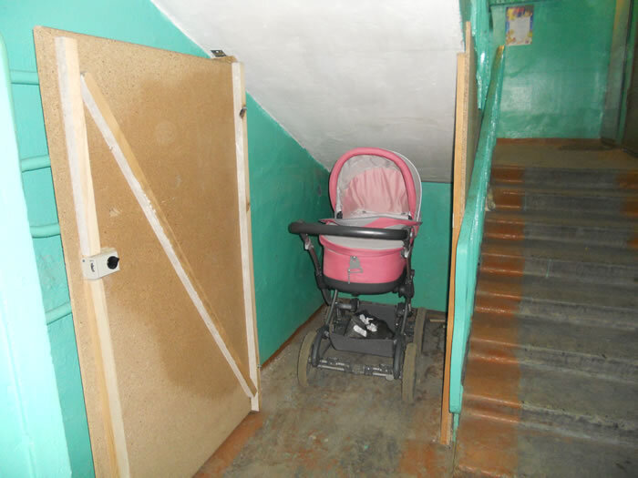 Примерно так и ставили коляски под лестницу.