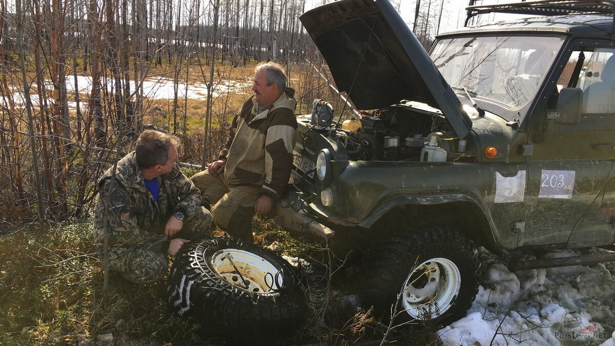 Друзья-товарищи поломали уазик, разули колесо - всё как мы любим...