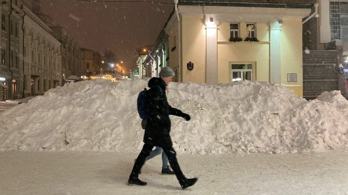     В Казани на улице Баумана рабочие организовали на улице Баумана между новогодними арками горы снега. На это обратил внимание корреспондент Inkazan.