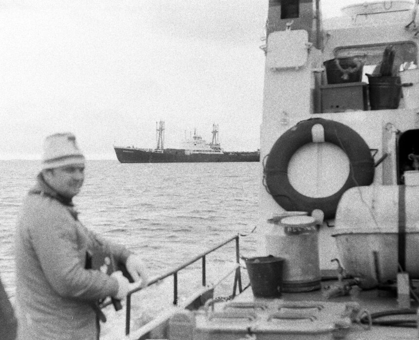 Диксон. На дальнем плане наш теплоход «Белозерсклес» - по расхожей классификации - «старый поляк». Старый, но по Севморпути ещё ходок. Нам уже скоро в рейс – подходим к нему на портовом буксире