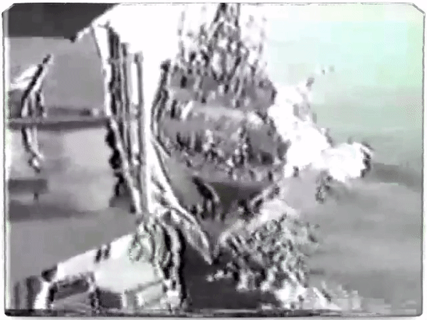 Источник: YouTube. Кадры того самого навала "Беззаветного" на "Йорктаун". 
Почему вообще был совершён навал далеко не секрет - во время этих самых "проходов", которые в Морском праве чётко обговорены, нельзя включать свои РЛС, так как разведка строго запрещена, на что американцы по какой-то странности забыли.