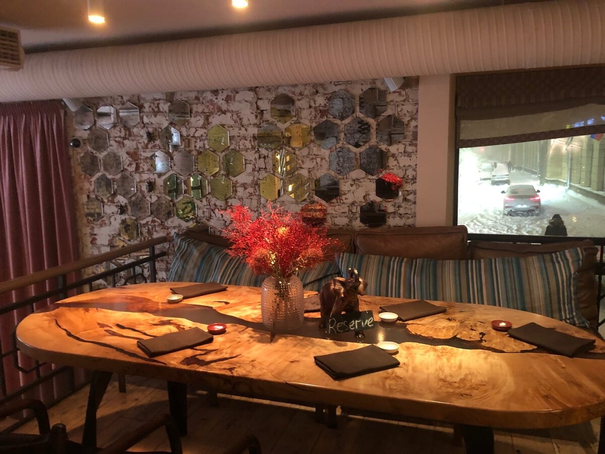 Красота в деталях: стол из массива дерева меня очень впечатлил: теперь я знаю, что хочу себе домой)