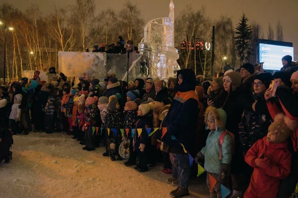     На открытие елки пришли дети и их родители Мария Бакланова