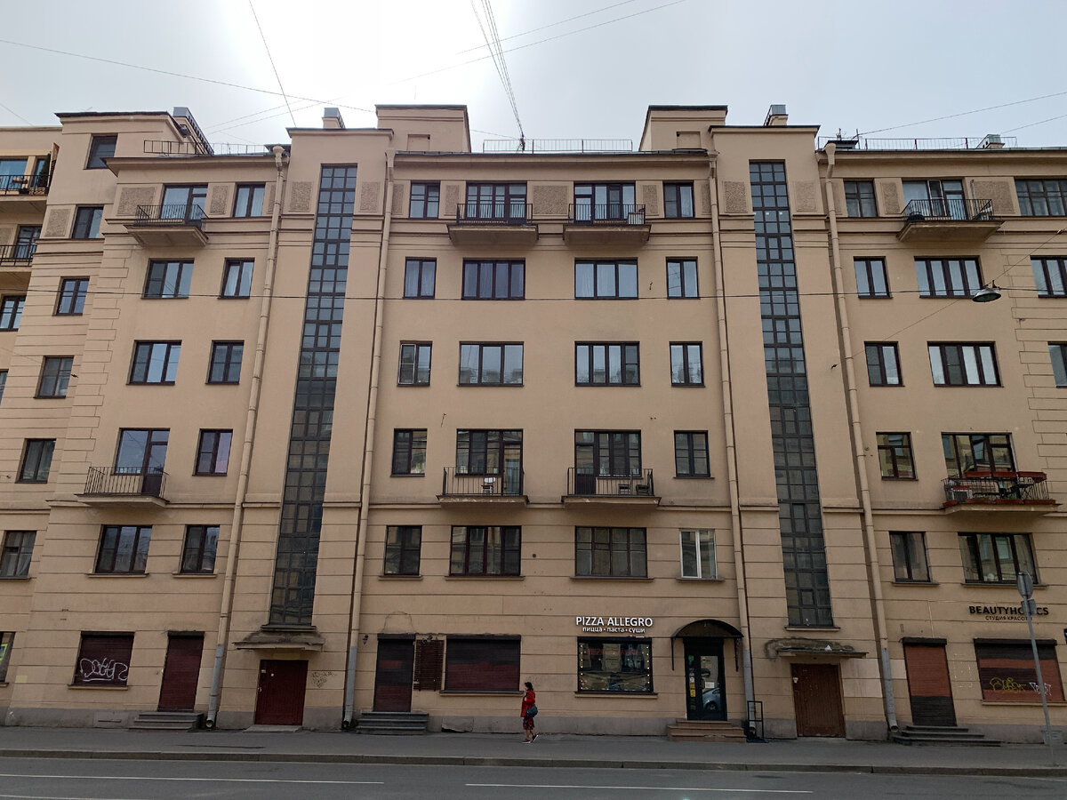 Конструктивизм в центре (то есть в Адмиралтейском и Центральном районах) представлен лишь вкраплениями отдельных зданий - застройка тут максимально плотная.-2-2