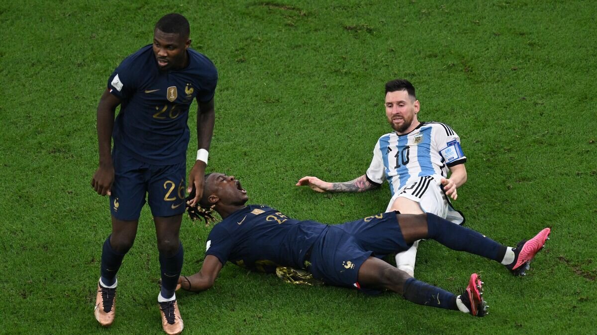    Игрок сборной Аргентины Лионель Месси и игроки сборной Франции Эдуарду Камавинга и Маркус Тюрам (справа налево) © РИА Новости / Григорий Сысоев