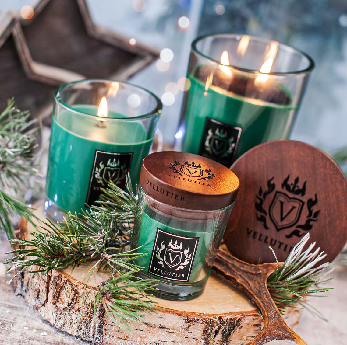 Арома свечи Vellutier Siberian Pine Forest в стильных флаконах с деревянными крышками. Дыхание ветра сибирских сосен с нотками свежих трав, полыни, кедрового дерева и амбры. 