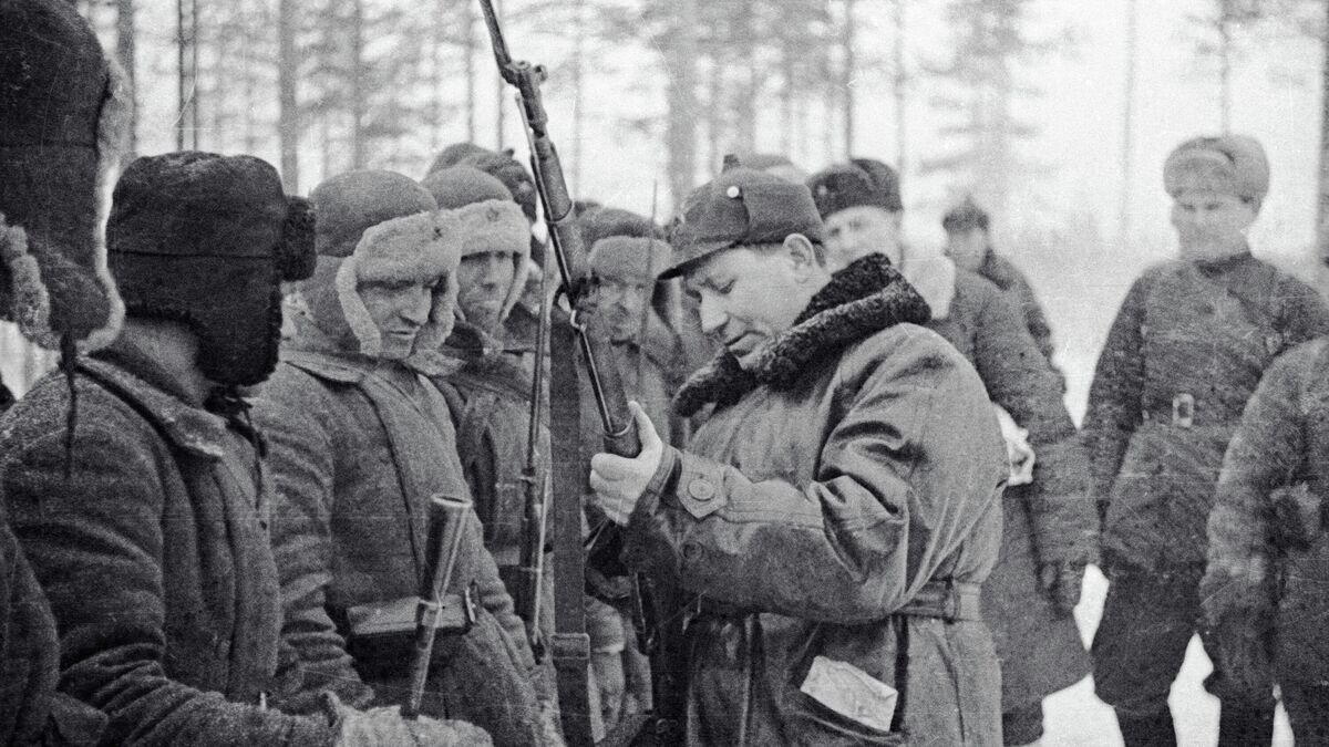    Генерал Терентий Фомич Штыков (в центре) рассматривает вооружение красноармейцев © РИА Новости / Давид Трахтенберг