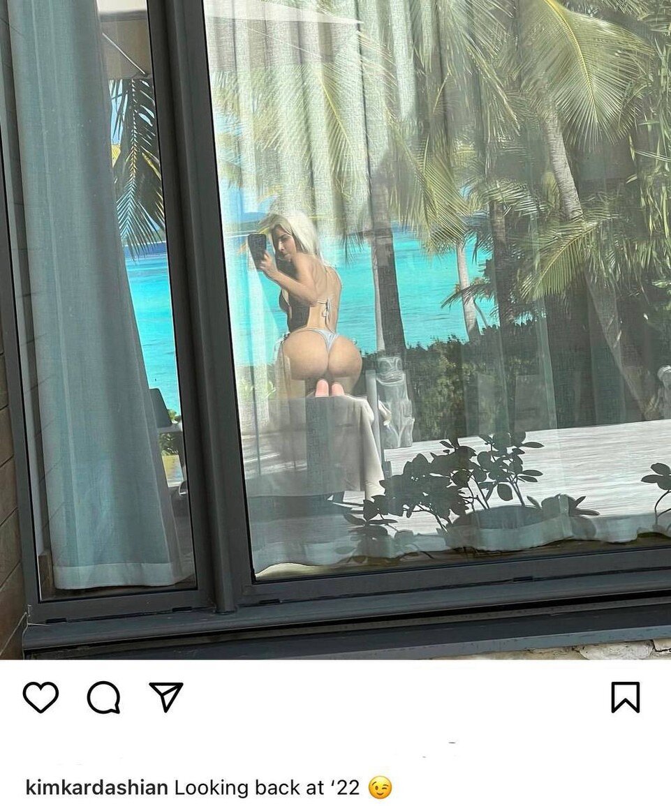     Ким сделала «белфи» и подписала фото: «Оглядываюсь на 2022». Фото: соцсети.