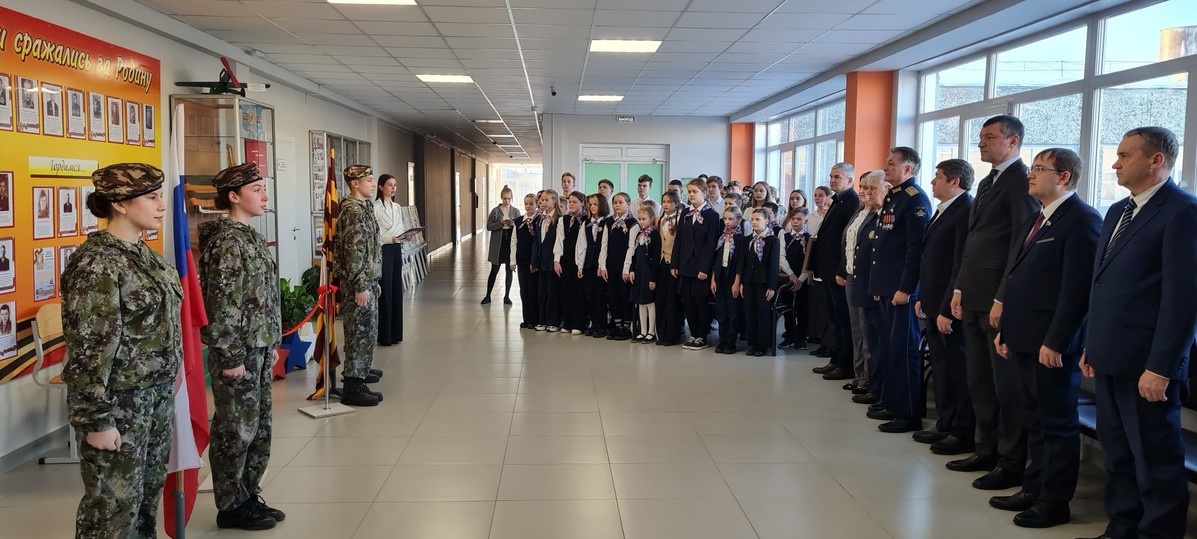     Встреча учеников и преподавателей школы № 9 с героями России.