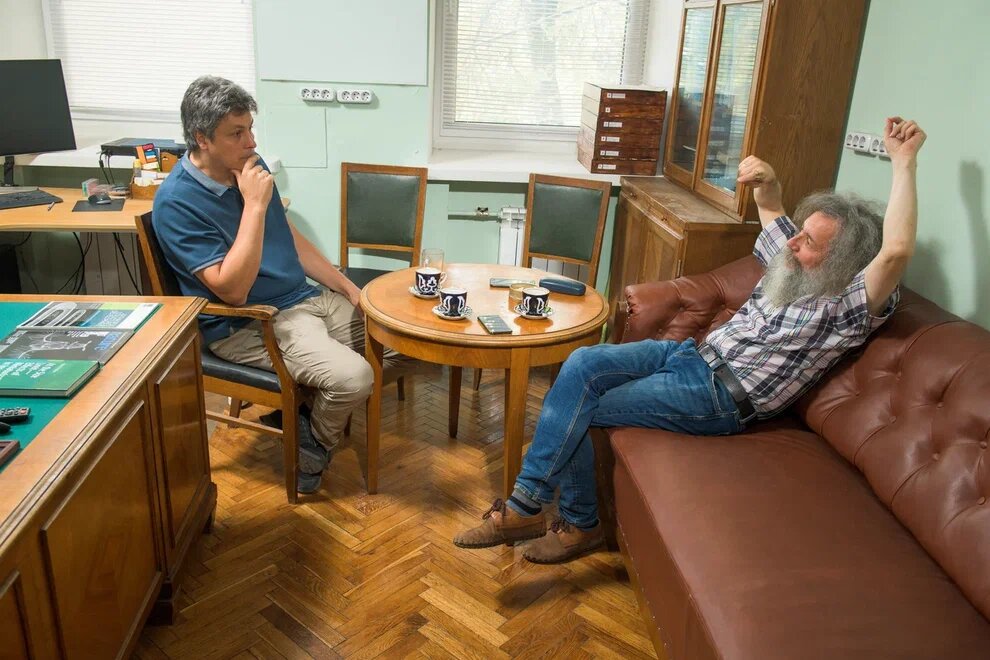    Руководитель лаборатории микронасекомых и заведующий кафедрой энтомологии биологического факультета МГУ Алексей Полилов и известный популяризатор науки, биоинформатик Михаил Гельфанд / ©Евгений Гурко