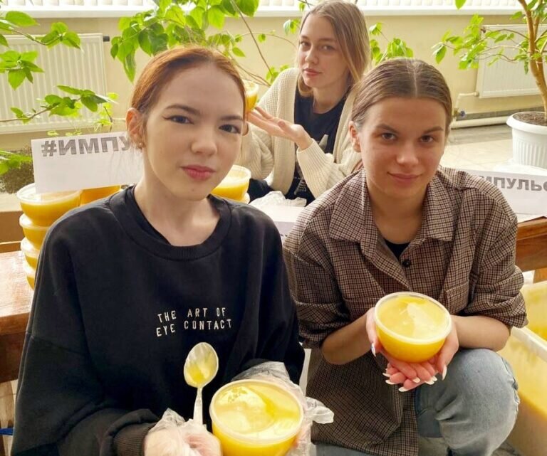    В Бугуруслане волонтеры для отправки бойцам СВО приготовили более 100 контейнеров с медом Кристина Просвиркина