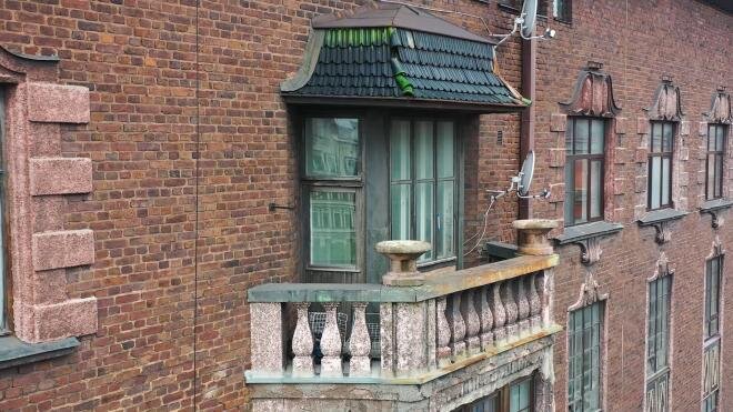 Зеленая глазурованная черепица на козырьке эркера —  необычный выбор декора для зданий Выборга в начале XX века