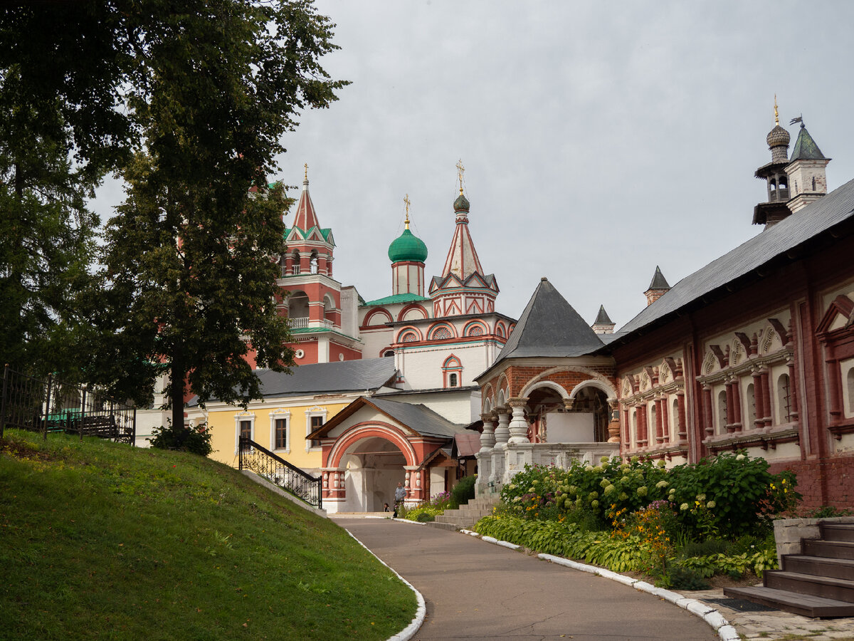 саввино-сторожевский монастырь звенигород официальный сайт. саввино-сторожевский монастырь красные ворота фото. савостаржевский монастырь. звенигород монастырь саввы. саввино-сторожевский монастырь преображенский храм.