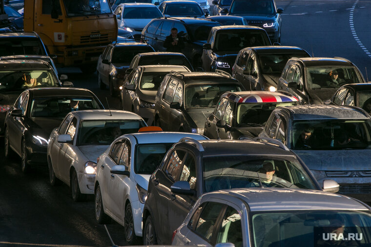    Пермские водители стояли в пробках на центральных улицах города