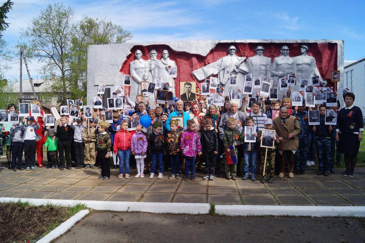 Праздник Великой победы в поселке начинается как и везде, а именно с бессмертного полка.-2