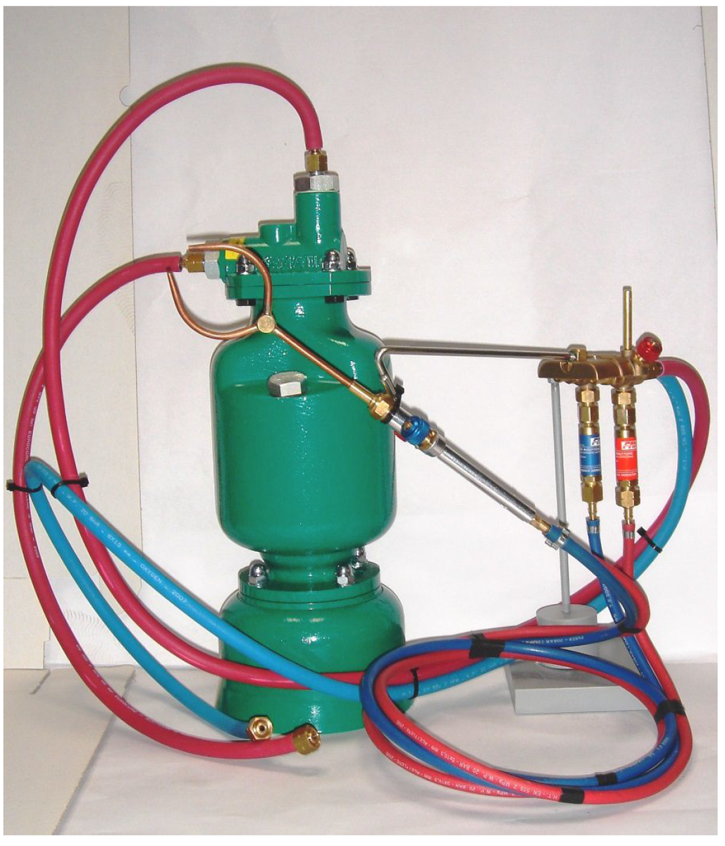 Технология прямой подачи флюса в пламя обеспечивает чистую пайку без окалины. Широко используется в холодильной технике для пайки медь-медь, медь-сталь, медь-латунь. Флюс после такой пайки выгорает полностью и не корродирует. Подробности есть на сайте KSM.
 
Такой технологией пользуются все изготовители теплообменников при пайке калачей и коллекторов. Стальной коллектор легко качественно паяется без серебра. 

Себестоимость такой пайки очень низкая. Бачек ставится в пропановый рукав, флюс в газообразном виде подмешивается в горящий газ. Расход жидкости очень низкий. Посты обысно комплектуются обратными клапанами, экономайзером и горелкой. Для небольших труб желательно использовать двухфакельную горелку. 

Ниже примеры такой пайки.
Пайка медного или стального коллектора: