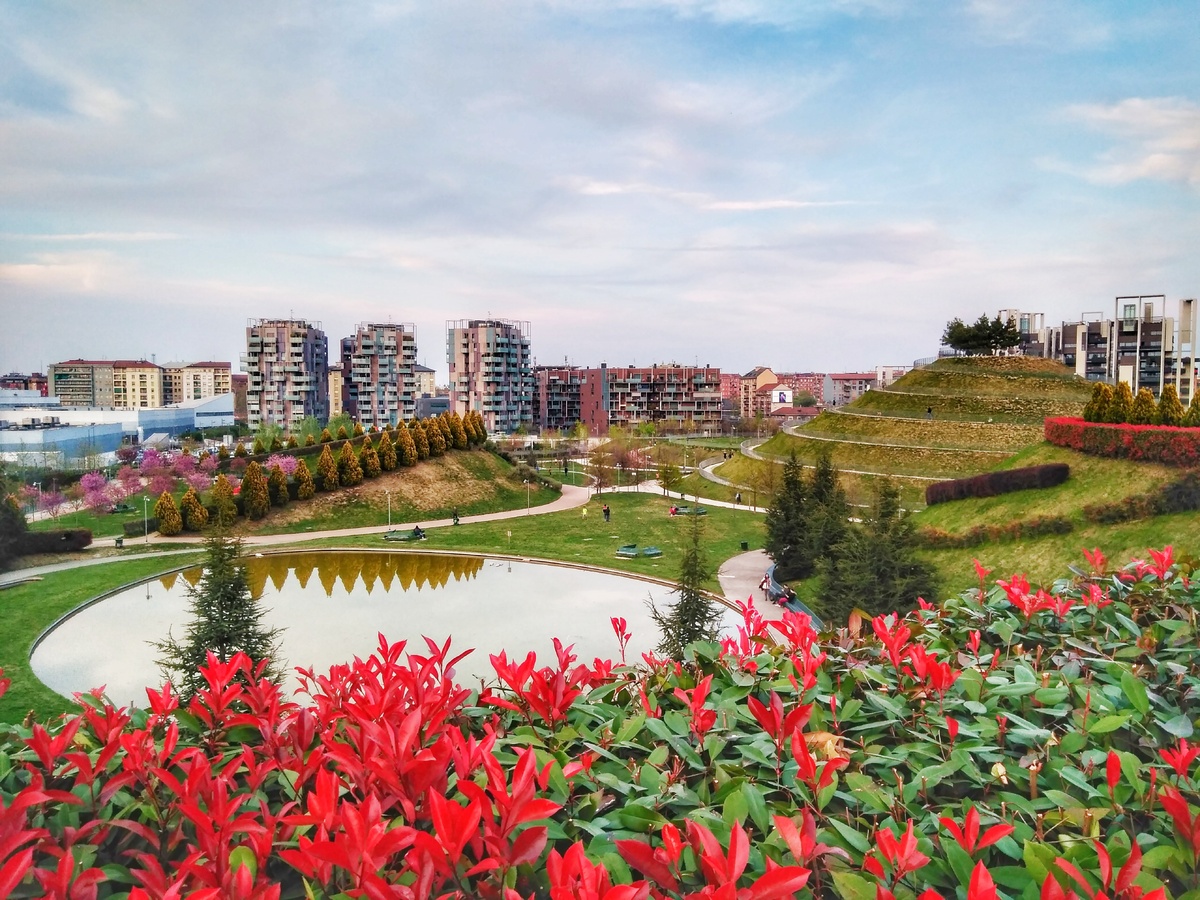 Первое, что обращает на себя внимание (и, безусловно, восхищает) в Милане - это обилие зелени. И я говорю скорее не о парках и скверах, коих весьма много учитывая плотную застройку модной столицы.
