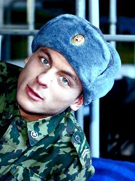 Александр Лымарёв сыграл роль Миши Медведева, которого богатый папочка сгоряча отправил в армию за его раздолбайство. 
После "Солдат" Александр принял участие в таких лентах как "Нулевой километр", "Застава Жилина", "Свой-Чужой" и т.д. Сейчас актера можно не так часто увидеть в кино, но зато он частенько играет в театре.

Помимо актерской деятельности он активно занимается фотографией, и свои же работы постоянно размещает у себя в инстаграме.

Ну и не обошлось без музыки. Лымареву нравится стоять за ДиДжейским пультом, правда в основном он этим занимается лишь на вечеринках друзей.

Сам же актер не любит гламурных актерских тусовок и старается не выкладывать личную жизнь напоказ.

На сегодняшний момент ему 35 лет. Он женат.