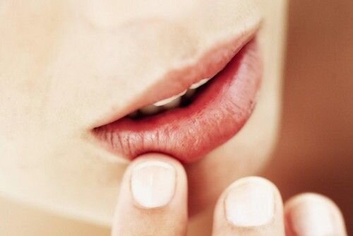 Ошибки в макияже губ, которые добавляют возраста. Советы, как от них избавиться