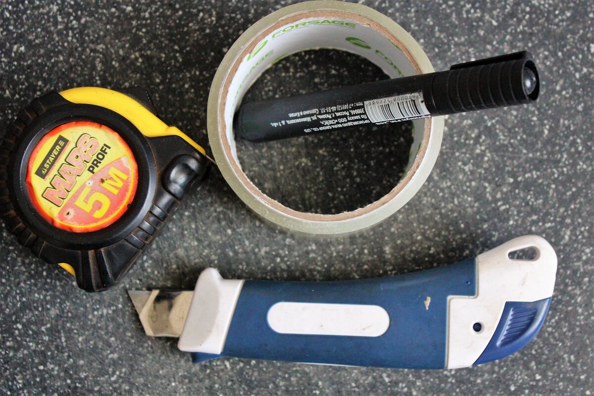 Рулетка, маркер, нож, и скотч. Все ,что нам будет нужно для работы.