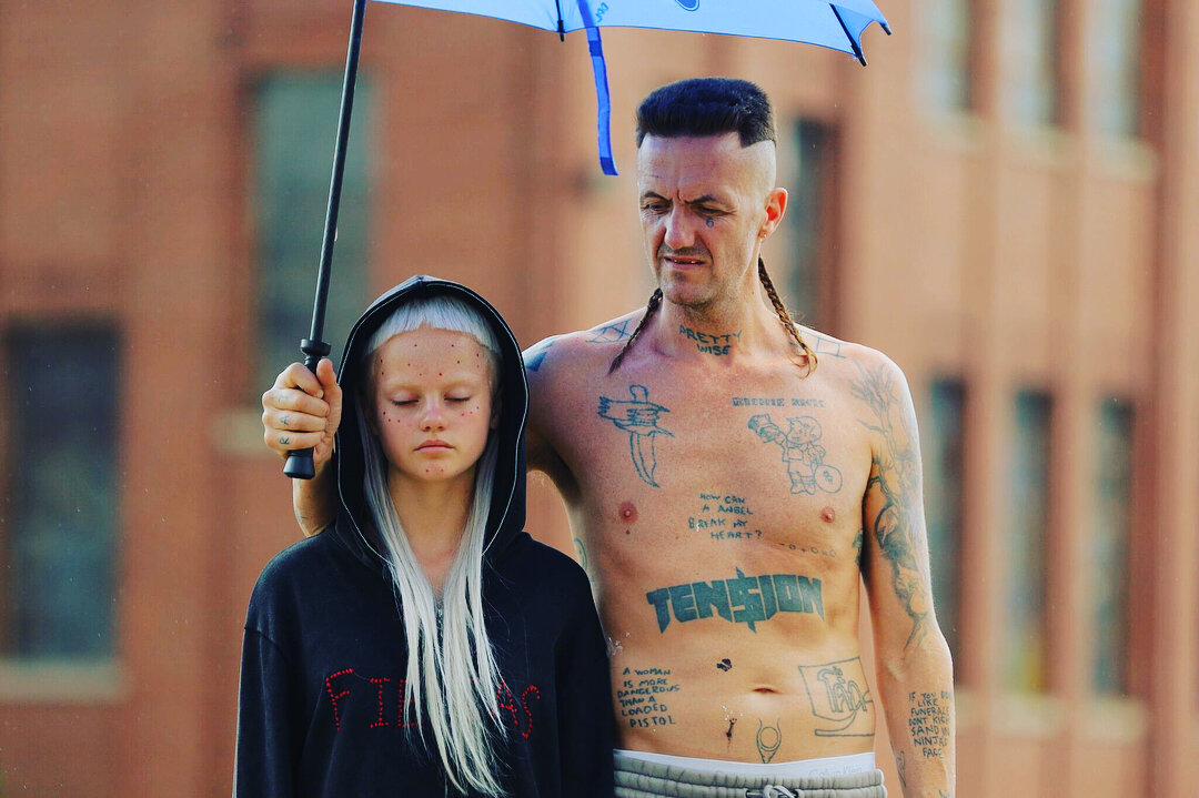 Йоланди и ниндзя. Дочь Ninja die antwoord. Дочь Йоланди и ниндзя. Уоткин Тюдор «Ninja. Die antwoord их дочь.