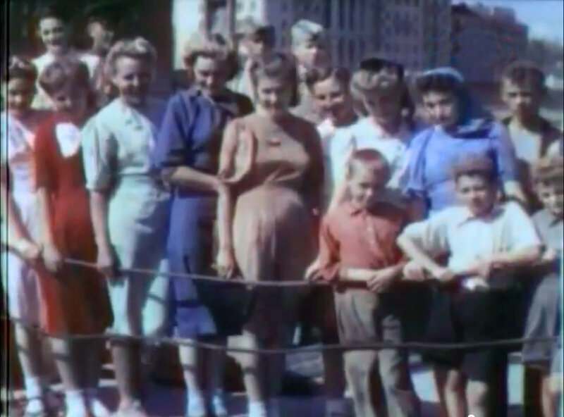 1943, Москва. Выставка трофеев боевой техники. Женщины одеты в разноцветные платья и аккуратно причесаны.