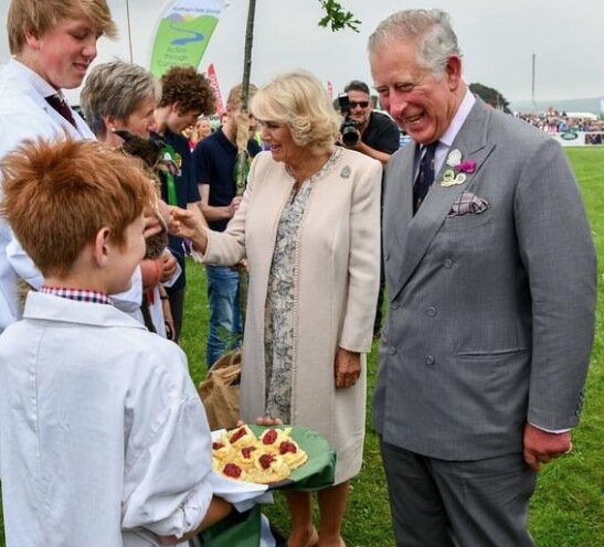 Принца Чарльза угощают scones. Он наверняка обратил внимание, что джем (а не сливки, как он любит) сверху.