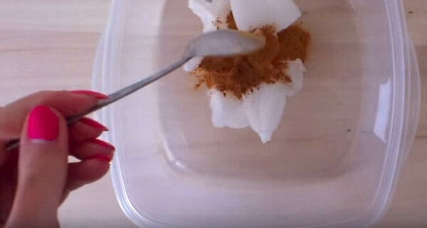 Добавление корицы в кокосовое масло