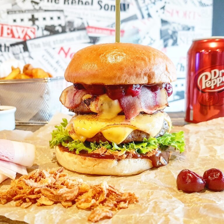 бургеры. гамбургер в магазине. много бургеров. где продаются бургеры. самый большой бургер.