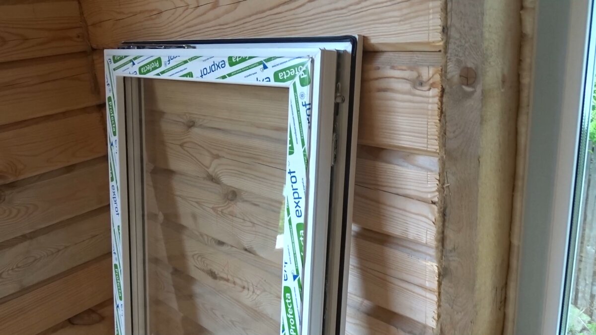 Установка окон в деревянном доме/Монтаж пластикового окна в обсаду ...