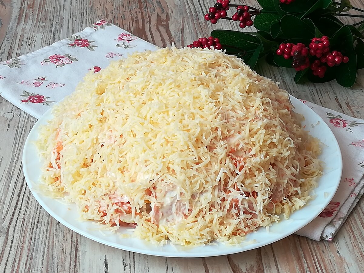 Салат с ветчиной и сыром морковью и яблоком