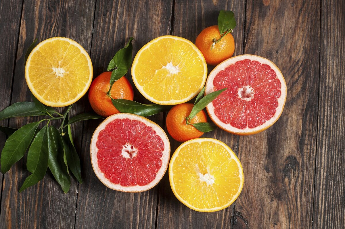     Что такое грейпфрут? Почему это здорово? Грейпфрут - это тропический цитрусовый фрукт, который наполнен множеством вкусов, от сладких до острых и горьких.