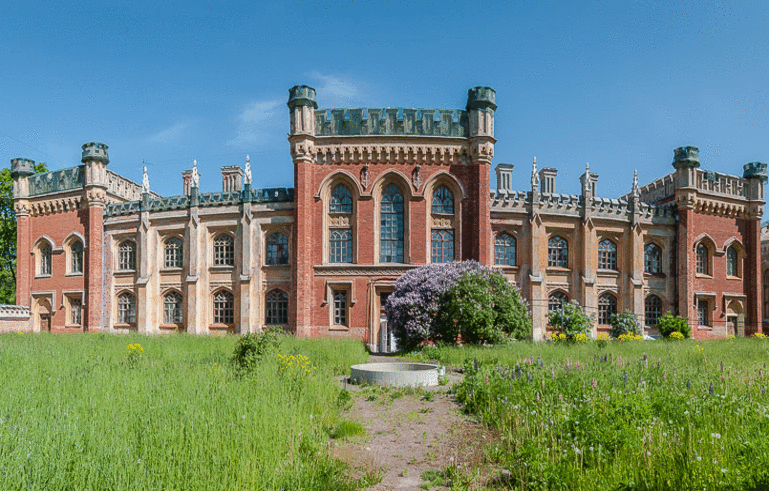 Работы Николая Леонтьевича Бенуа: готические конюшни, здание железнодорожного вокзала в Петергофе, здание станции в Стрельне