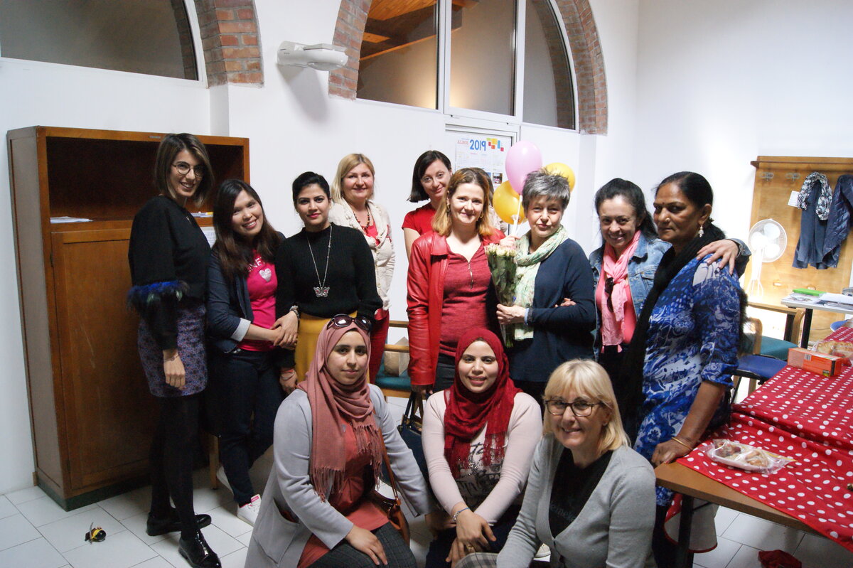 Мои однокурсницы по курсу итальянского в Лониго. С букетом наша маэстра Дения. На фото девушки из России, Сербии, Болгарии, Индии, Турции, Бразилии, Румынии, Филиппин, Марокко, Египта