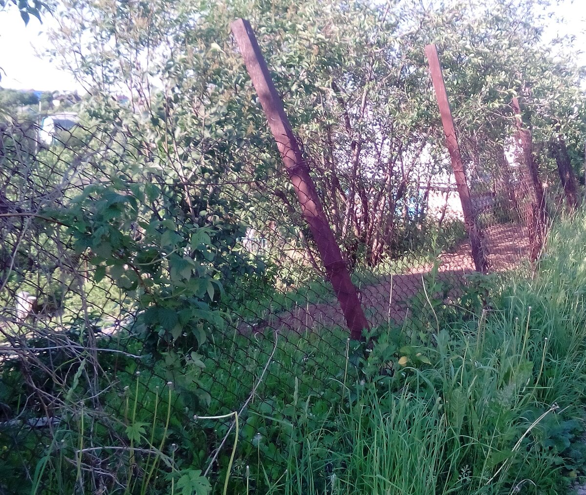 Хитрое бетонирование столбов, чтобы забор на склоне не "падал ...