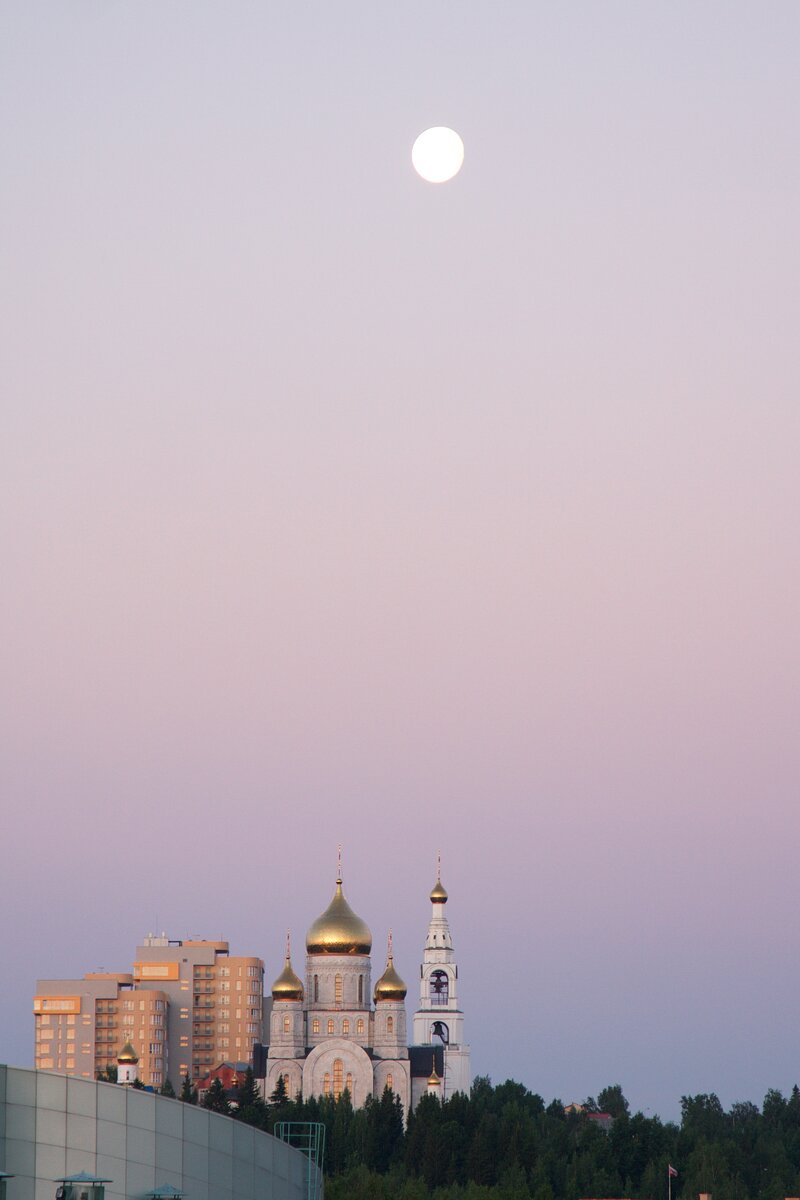 Белые ночи, г. Ханты-Мансийск, 23.06.2016 г.: начало восхода солнца в 2:30 (GMT+5), вид на храм Воскресения Христова, закат был в 22:05 (GMT+5)