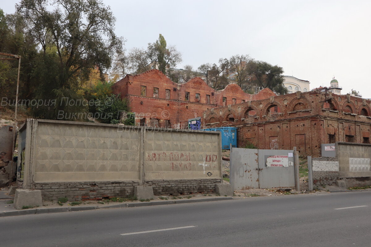 Парамоновские склады в центре города - одна из достопримечательностей Ростова - уже несколько лет находится в непрезентабельном состоянии, власти не могут решить, что с ними делать.