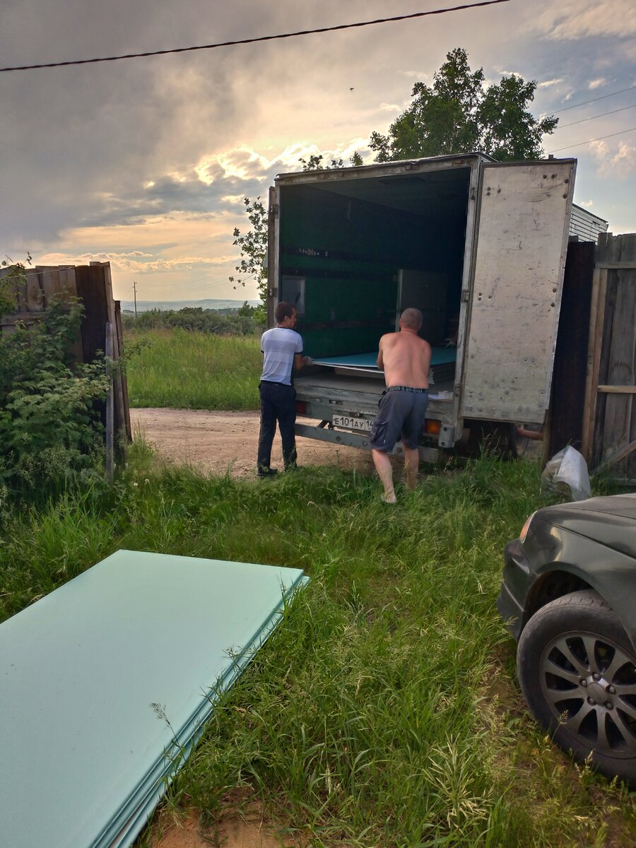 В машине водитель, экспедитор и грузчик.