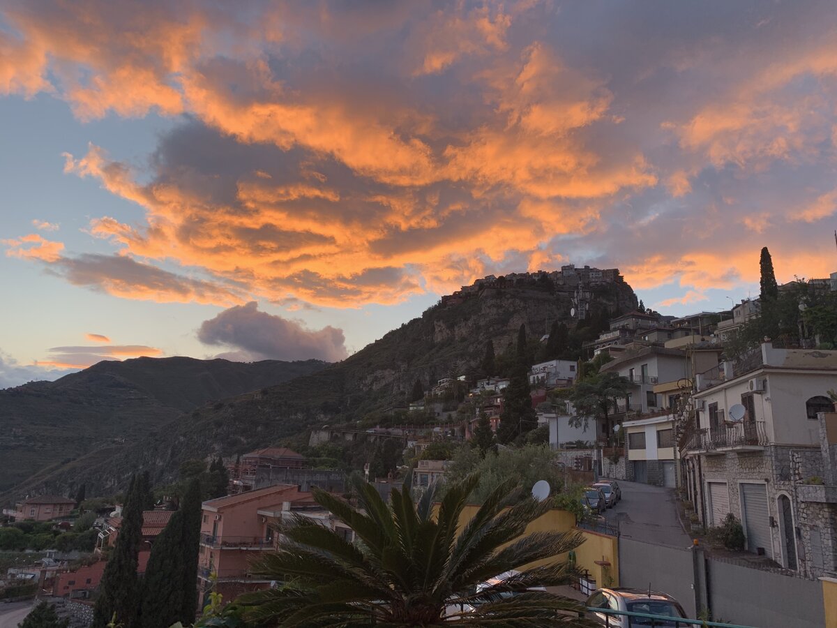 Кастельмола на фото - на верхней точке горы