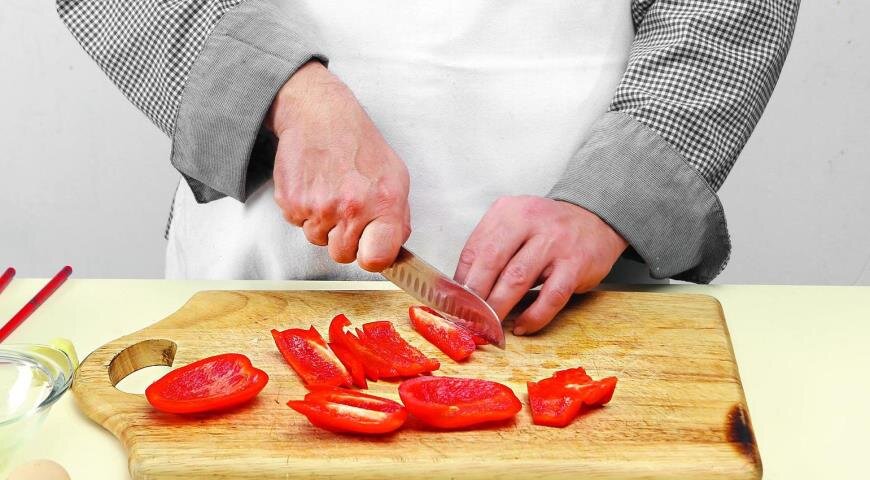 Для теста влейте в миску 200 мл ледяной воды и поставьте ее в морозильник на 1 ч. Очистите сладкий перец и нарежьте вдоль полосками шириной примерно 2,5 см.