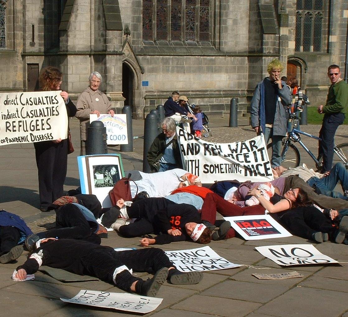 Странная форма протеста анти-военного движения - они изображают мертвых