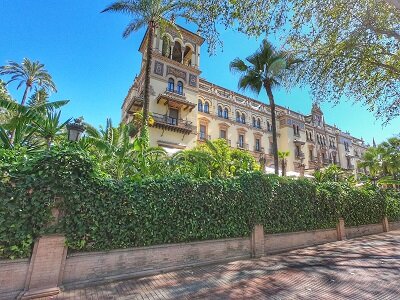 Одного дня на путешествие будет, несомненно, мало. Но если возможности остаться на недельку нет, то позаботьтесь о хорошем гиде. Он не только покажет главные достопримечательности города, но и расскажет о традициях севильянцев, о малоизвестных исторических фактах, посвятит в тайны городских легенд и охотно сообщит о поводах для гордости местных жителей. Например, вы знали, что эпизод с быками из комедийного боевика «Рыцарь дня» с Томом Крузом в главной роли снимали на одной из улочек Севильи?
Летом в испанский городок устремляются тысячи туристов. И, если вы решили отправиться туда в высокий сезон, бронируйте отель заранее. 
