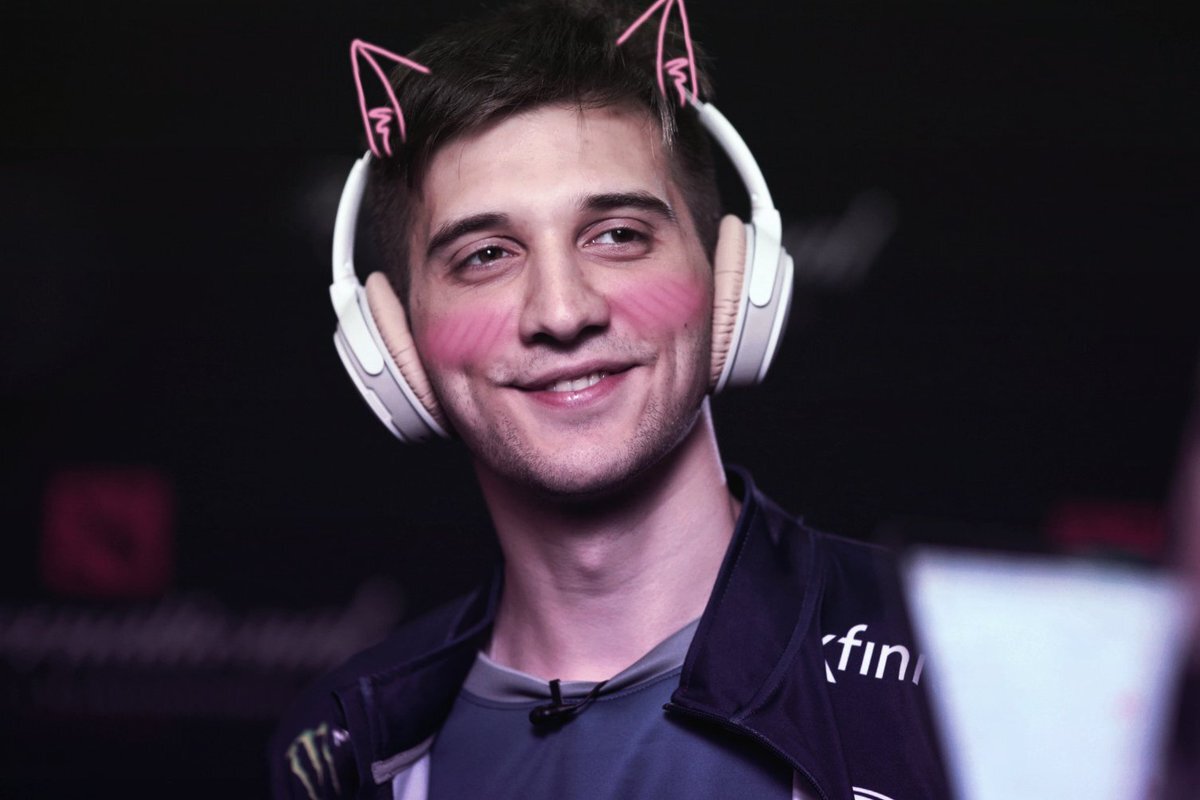 Артур Arteezy Бабаев и Себастьян Ceb Дебс отметили победу Natus Vincere в отборочных на The International 2019. В твиттере они поздравили капитана команды  SoNNeikO  и его тиммейтов.